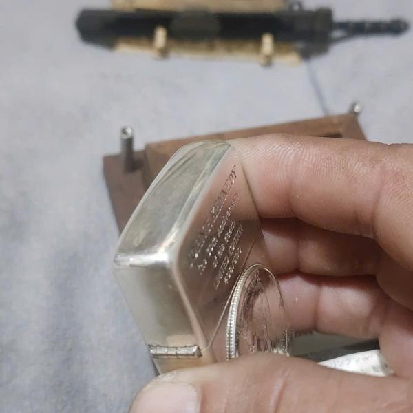 Zippo bạc khối Kennedy 1995