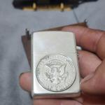 Zippo bạc khối Kennedy 1995