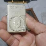 Zippo bạc khối Kennedy 1995