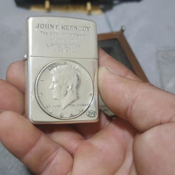 Zippo bạc khối Kennedy 1995