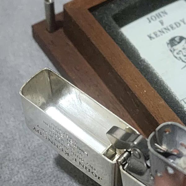 Zippo bạc khối Kennedy 1995